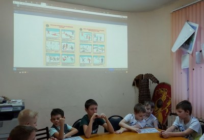 Занятия «Тонкий лёд» в подростковом клубе «Гайдар»