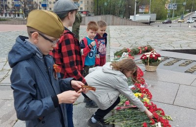 Возложение цветов к памятнику Победы в Великой Отечественной войне