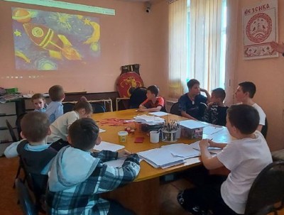 Выставка рисунков ко Дню космонавтики